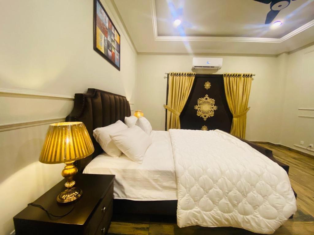 Holidazzle Serviced Apartments Bahria Town Rawalpindi Buitenkant foto